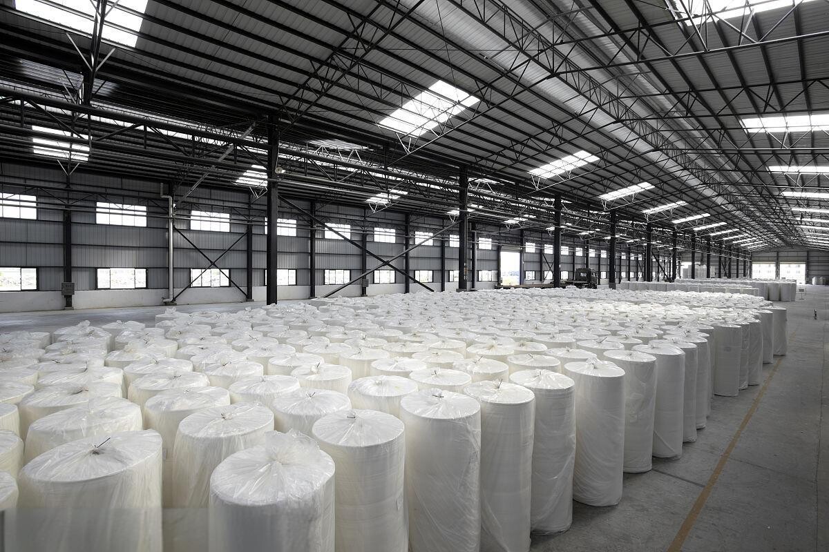 Paper converting equipment handling a wide paper roll